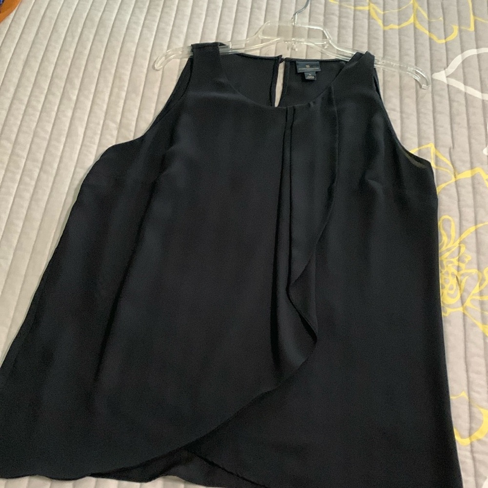 Sleeveless black keyhole dress shirt